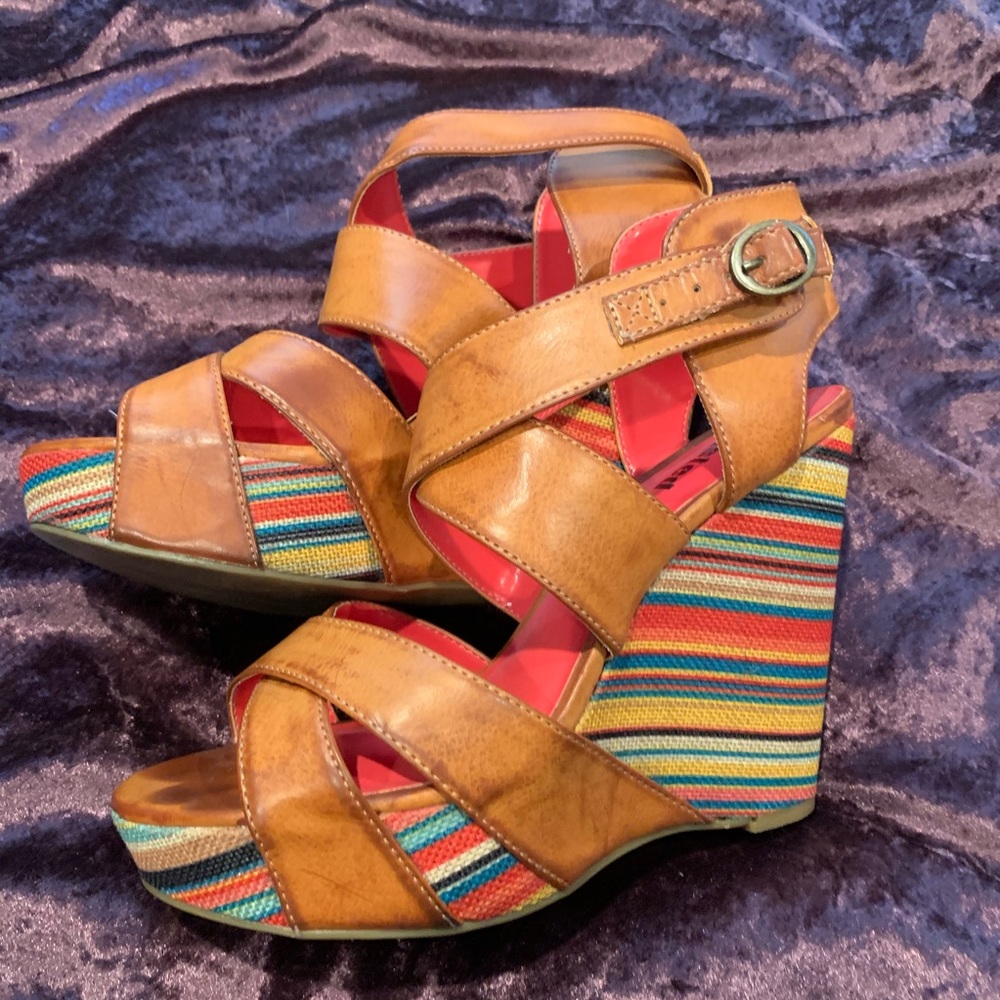 Striped adorable rainbow wedge sandal size 8.